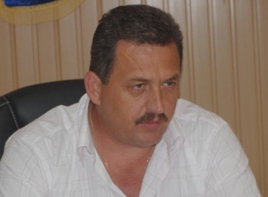 Primarul Bălan îi răsplăteşte pe elevii cu rezultate bune la învăţătură